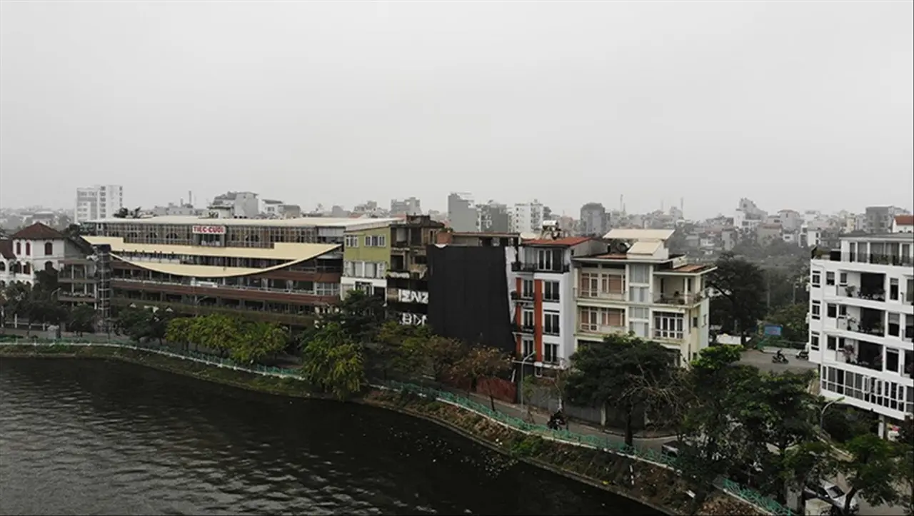 Hồ Tây đang biến thành ao nhà?