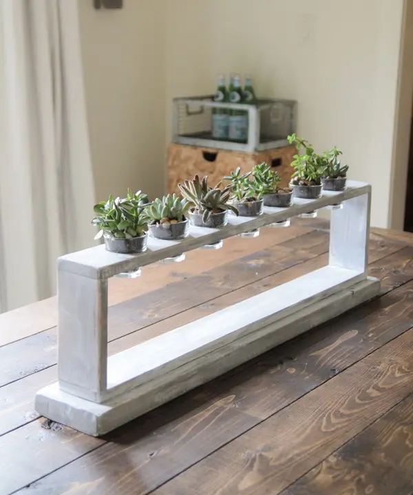 Tự làm một chiếc kệ gỗ nhỏ trang trí bàn học thêm một vài chậu xương rồng xinh xắn