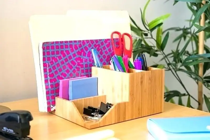 Chiếc kệ nhỏ để bàn được làm bằng vật liệu gỗ tre ép trông rất bắt mắt