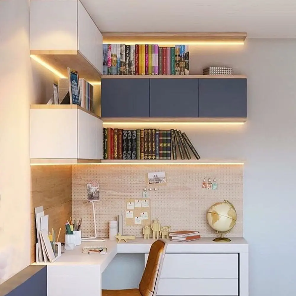 Trang trí bàn học bằng cách dán đèn led bên dưới kệ sách treo tường