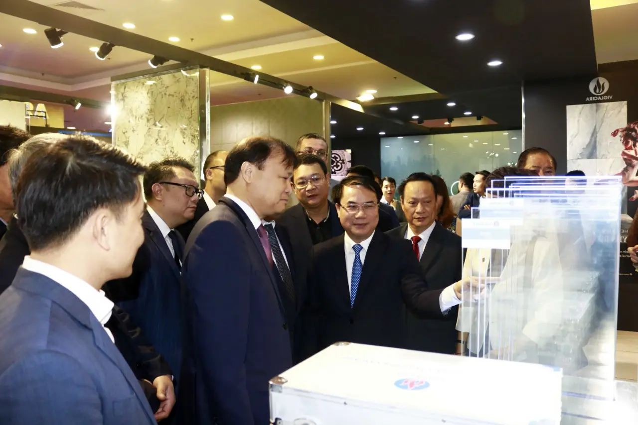 Các đại biểu tham quan các gian hàng