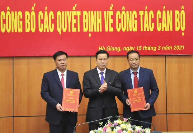 Đồng chí Nguyễn Tiến Dũng (trái) tại lễ nhận quyết định bổ nhiệm. Ảnh Kim Tiến