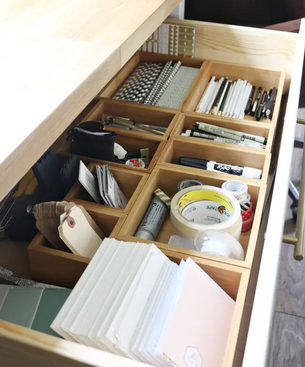 Tổ chức lại ngăn hộc bàn học giúp bạn tìm kiếm thứ mình cần nhanh hơn