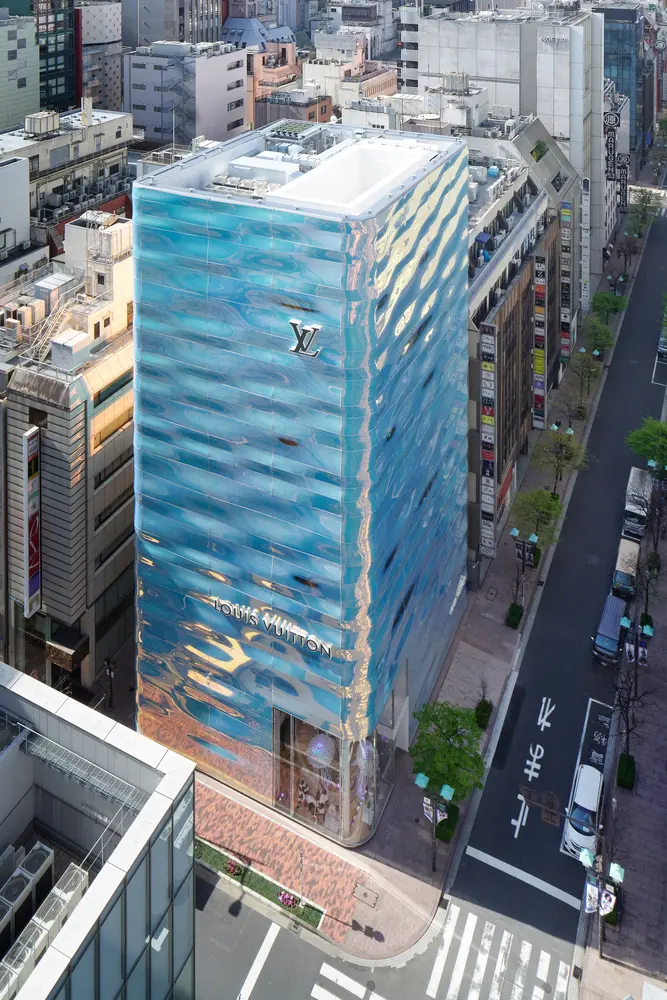 Louis_Vuitton_Ginza_Namiki_Facade_by_Daici_Ano_(3)
