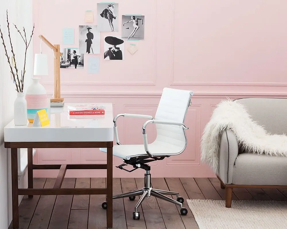 Góc làm việc mang phong cách Scandinavian hiện đại được đánh bóng với màu hồng phấn ấm áp
