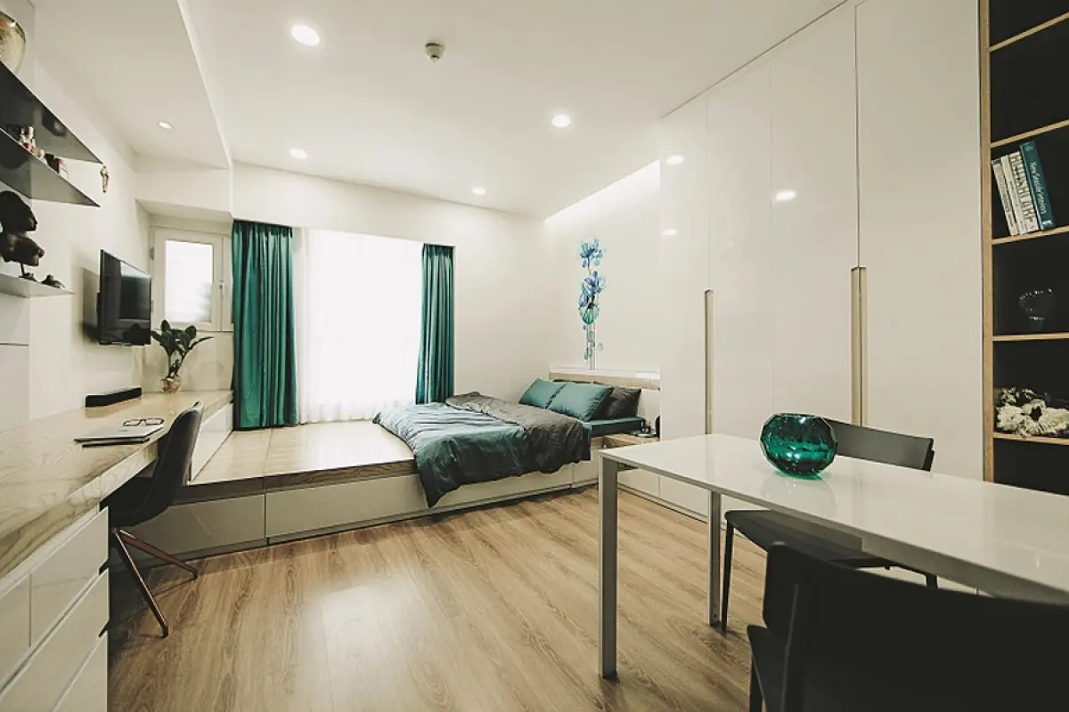 Với diện tích khiêm tốn nên tất cả các chức năng được thiết kế gói gọn trong một không gian lớn. Trừ phòng vệ sinh riêng biệt, còn lại trong không gian lớn không có vách ngăn. Để tiết kiệm diện tích, giường ngủ được bố trí giáp cửa sổ để có một diện tích đa năng ở giữa nhà, cũng là góp phần tạo nên sự thoáng đãng.