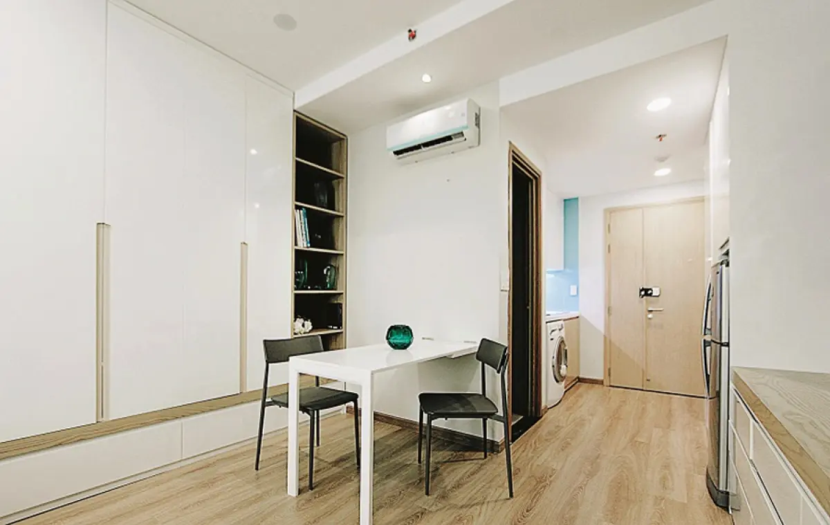 Bàn ăn nhỏ xinh được bố trí phía ngoài, gần khu vực bếp và là một sản phẩm nội thất thông minh. Khi ngả ra là bàn ăn…