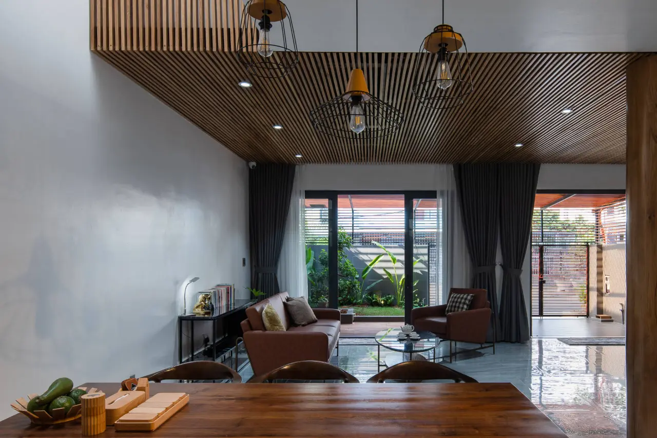 Các phòng được thiết kế mở với điểm nhấn là trần gỗ tạo nên sự ấm cúng gần gũi