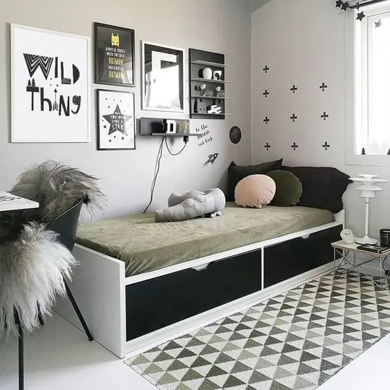 Decor với sự đối lập của tông màu đen và màu trắng, tranh treo tường đen trắng, giấy dán tường họa tiết đơn giản, thảm trải sàn họa tiết tam giác đan xem tạo cảm hứng khá thú vị. Giường thông minh tích hợp ngăn kéo, đảm bảo chức năng sử dụng, tiết kiệm không gian.