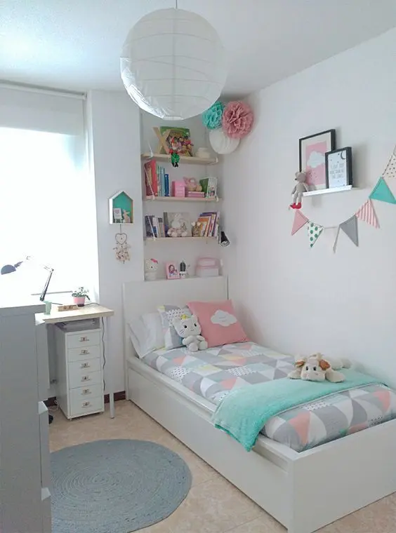 Ý tưởng decor phòng ngủ nhỏ với tông màu sáng, sự kết hợp của màu trắng, hồng xanh nhạt và kệ sách treo đầu giường, bàn học đơn giản ngay cạnh cửa sổ, đủ để sử dụng khi có nhu cầu. Không gian phòng ngủ tràn ngập hương sắc, sự tươi mới.