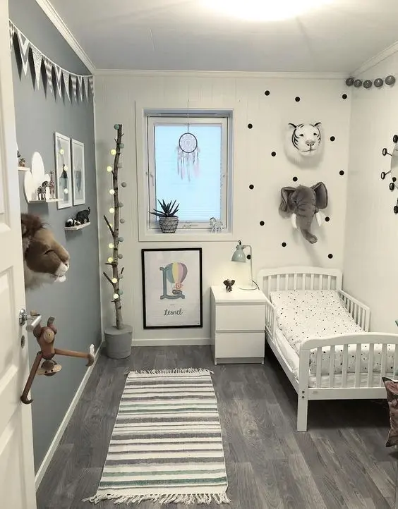 Phòng ngủ cho bé gái được decor theo cách đơn giản, các chi tiết trang trí như tranh treo tường, đèn thả dây theo mô hình cây, sự xuất hiện của những mặt thú bông mô phỏng thế giới động vật. Đem lại một thế giới tràn ngập sức sống và sự tưởng tượng cho sự phát triển của bé.