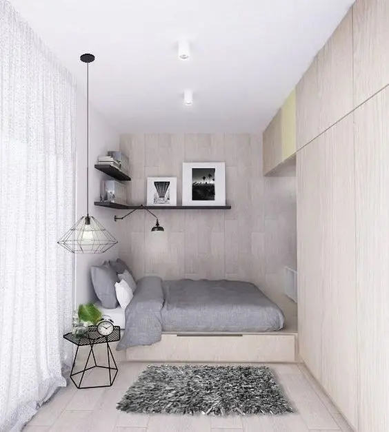 Không gian phòng ngủ đẹp đơn giản nhỏ nổi bật với cách dercor ốp gỗ, kết hợp giường phản kê cao, tạo điểm nhấn và phân cách giường ngủ với sàn phía dưới. Tủ quần áo thiết kế cách điệu, gắn kết ngay với giường ngủ, cánh mở trượt đem lại sự tiện lợi khi sử dụng.
