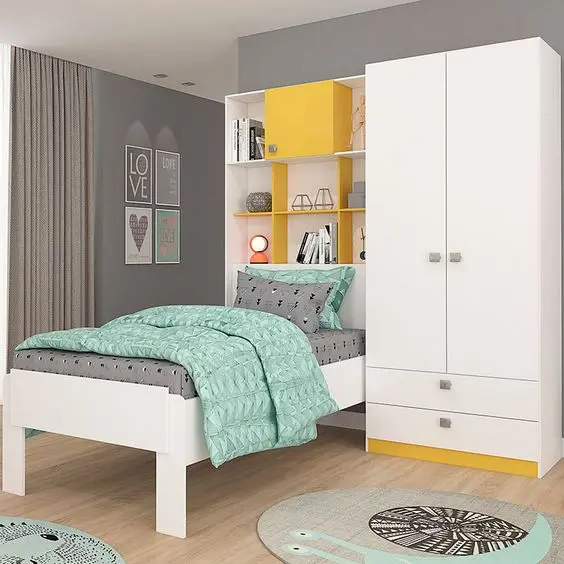 Thiết kế thông minh và gói gọn, tủ quần áo nhỏ, kết hợp với giường có tích hợp giá sách đầu giường là cách làm thông minh để có thể đảm bảo các chức năng sử dụng cho phòng ngủ nhỏ. Tông màu tươi sáng và sự xuất hiện của những tấm thảm tròn nhỏ, tạo nên những cảm xúc khá tuyệt vời khi có mặt ở căn phòng này.