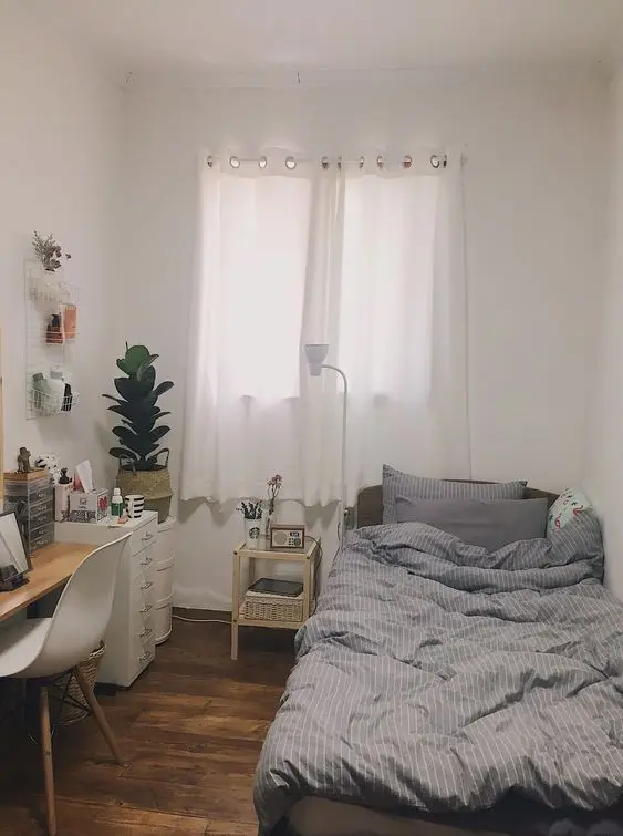 Sử dụng bàn làm việc nhỏ kê sát tường, tủ cá nhân chưa nhiều ngăn kéo sẽ là cách tăng không gian lưu trữ khoa học cho phòng ngủ nhỏ. Giường ngủ nhỏ nên chọn kiều đệm mềm mại, độ dày vừa phải, drap trải giường họa tiết đơn giản sẽ tạo nên điểm thu hút mới cho căn phòng.