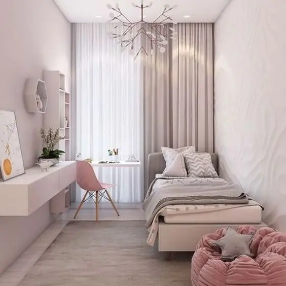 Kiến trúc sư decor phòng ngủ nhỏ ấn tượng bằng cách sử dụng đèn chùm dạng hoa, kiểu dáng đơn giản nhưng thanh thoát. Bàn làm việc thiết kế treo ngay cạnh cửa kính, vừa đảm bảo sự thông thoáng, vừa giúp không gian thêm phần cân đối.