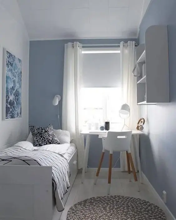 Ý tưởng sử dụng nội thất đa năng, kết hợp cùng với bố cục nội thất sát tường, treo tường luôn là ý tưởng cũng như giải pháp hóa giải không gian tốt nhất cho căn phòng. Không còn cảm giác chật chội, căn phòng ấn tượng với khoảng trống thoải mái và bố cục nội thất đẹp mắt.