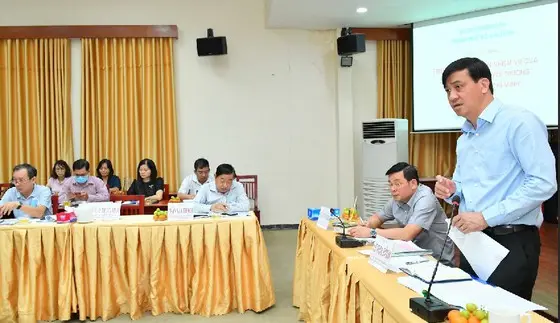 Phó Chủ tịch UBND TPHCM Lê Hòa Bình phát biểu tại buổi làm việc. Ảnh: VIỆT DŨNG