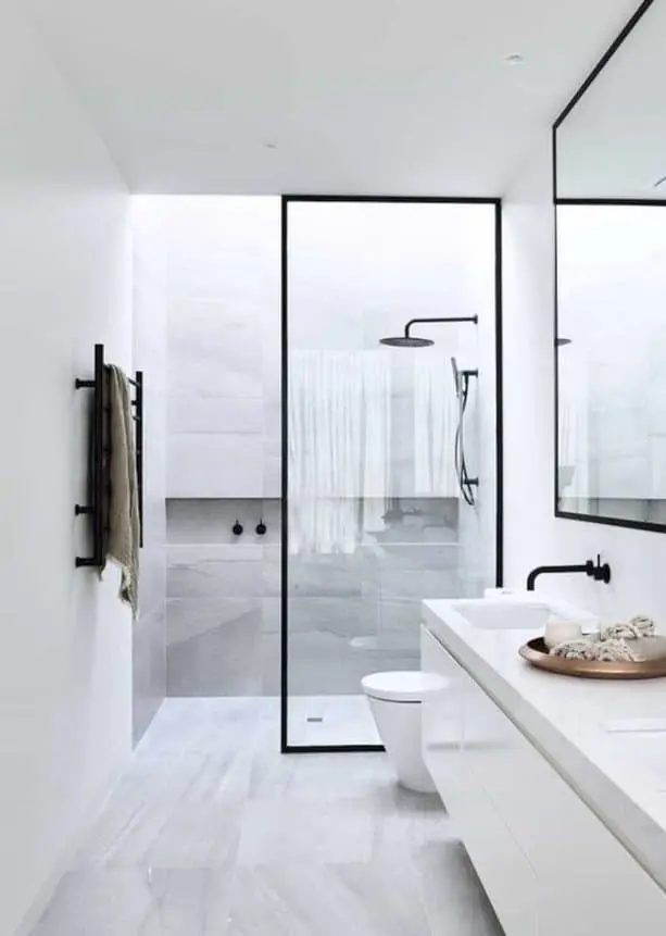 Sử dụng một số thiết bị đơn giản, không quá nhiều màu giúp phòng tắm nhỏ trông sang trọng hơn