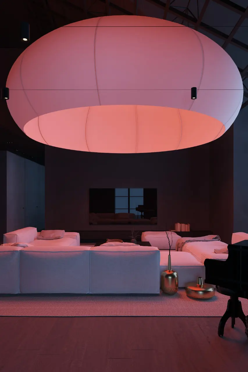 Một chiếc ghế sofa trắng kiểu mô-đun trở thành một tấm bạt để thay đổi màu sắc bên dưới chiếc dù chiếu sáng tuyệt vời