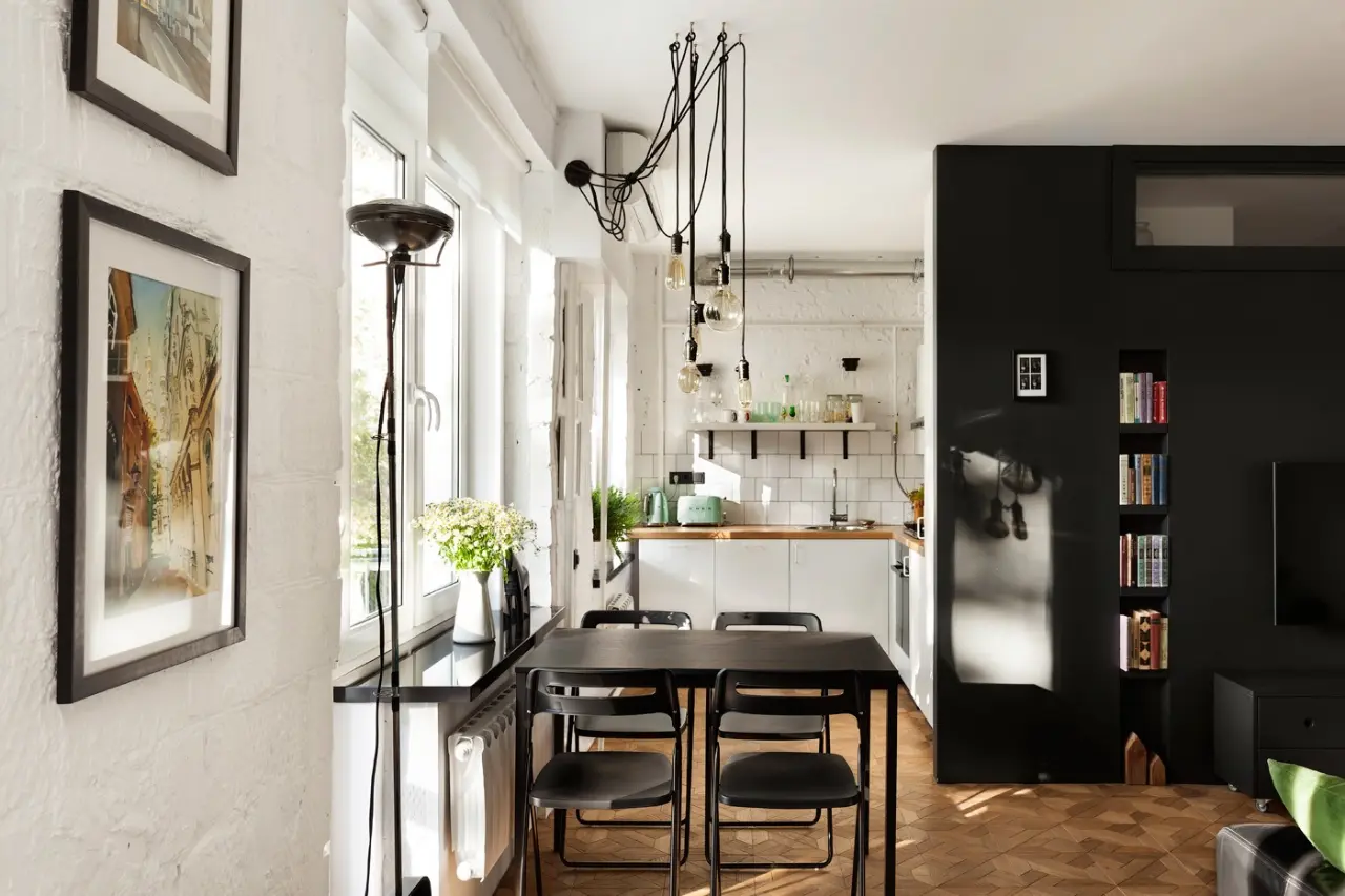 nhà bếp cho thấy các thiết bị tuyệt đẹp lấy cảm hứng từ cổ điển của Smeg. Hệ thống đèn chiếu sáng công nghiệp cũng thích sự hồi sinh cổ xưa - những sợi dây có khả năng nhìn thấy rõ thu hút sự chú ý ngay lập tức, trong khi bóng đèn Edison cung cấp ánh sáng dịu nhẹ không lấn át các giác quan.