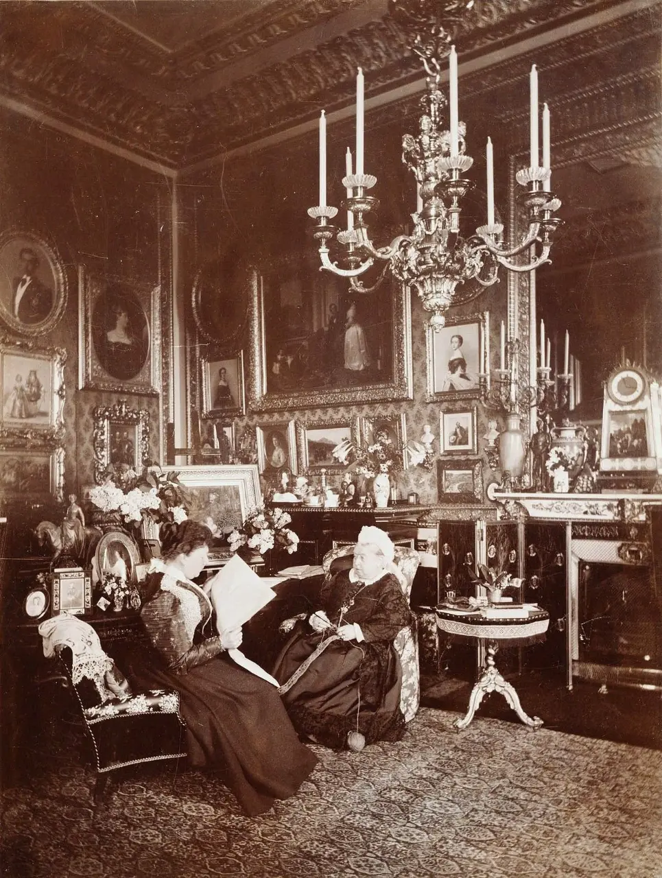 Nữ hoàng Victoria và công chúa Beatrice tại lâu đài Windsor, ảnh chụp bởi nhiếp ảnh gia Mary Steen, 1895. (Ảnh: Wikimedia Commons)
