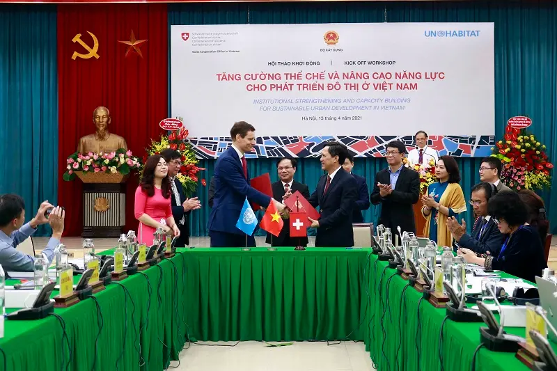 Giám đốc Học viện AMC Trần Hữu Hà ký cam kết của 2 bên triển khai Dự án ISCB với đại diện Đại sứ quán Thụy Sỹ tại Việt Nam