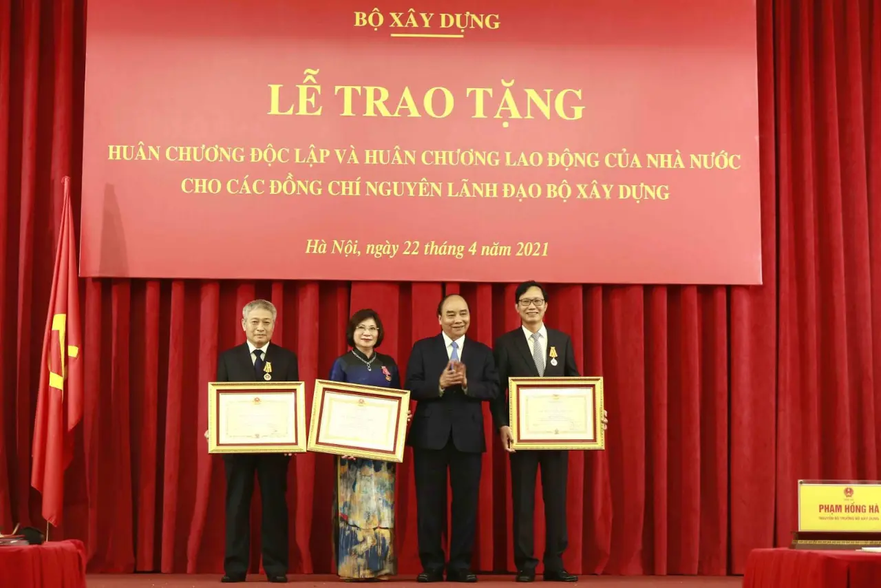 Chủ tịch nước Nguyễn Xuân Phúc trao Huân chương Độc lập hạng Ba, Huân chương Lao động hạng Nhất cho các đồng chí nguyên lãnh đạo Bộ Xây dựng