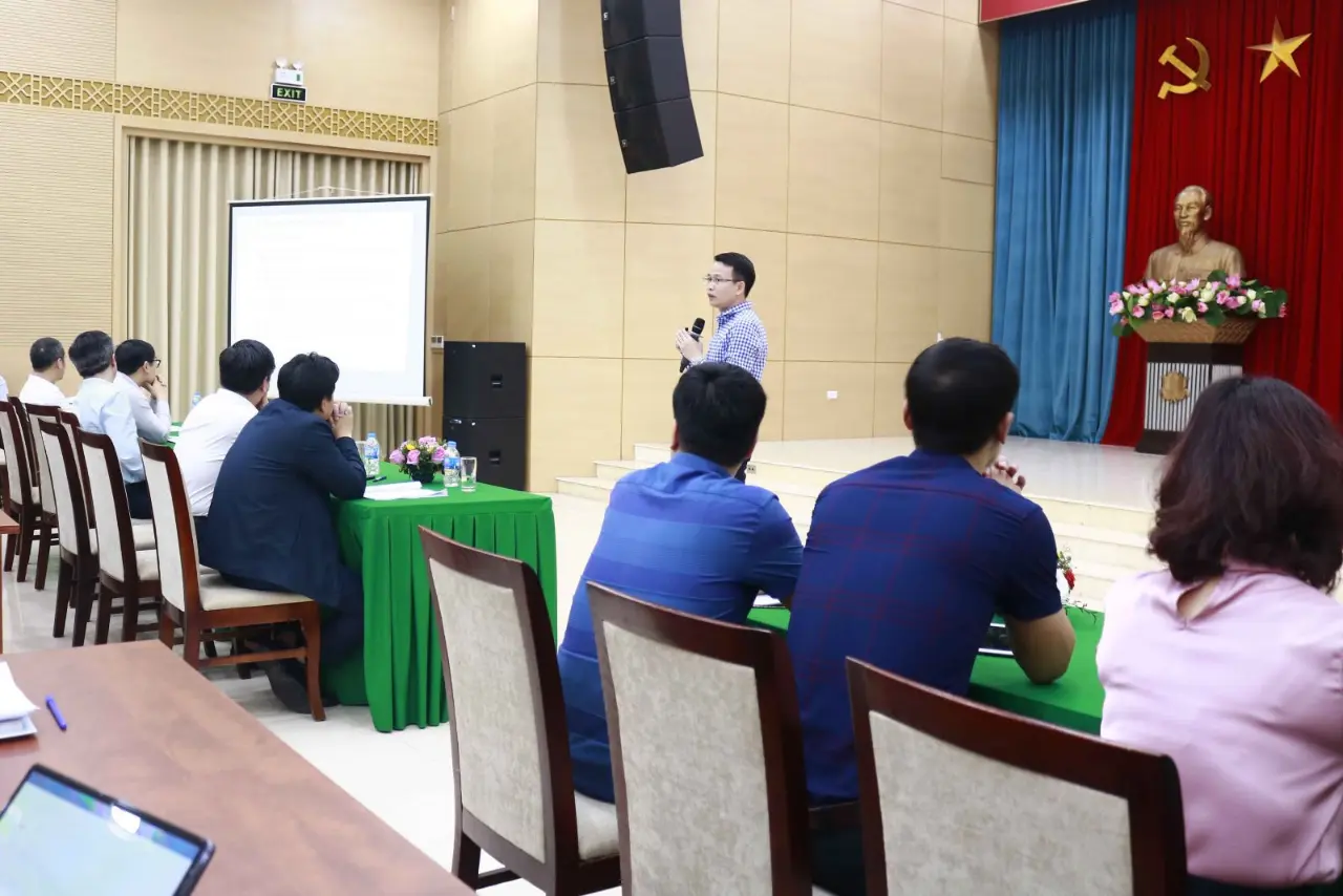 Phó Cục trưởng Cục Quản lý Hoạt động xây dựng Bùi Văn Dưỡng giới thiệu các nội dung cơ bản của Nghị định 15/2021/NĐ-CP tại hội nghị