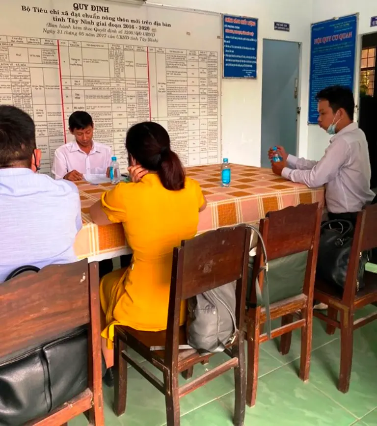 Chủ tịch UBND xã Lộc Ninh “cố tình” giữ chân các Luật sư không cho đi cùng người dân mặc dù Luật sư đã trình đủ các giấy tờ hợp lệ