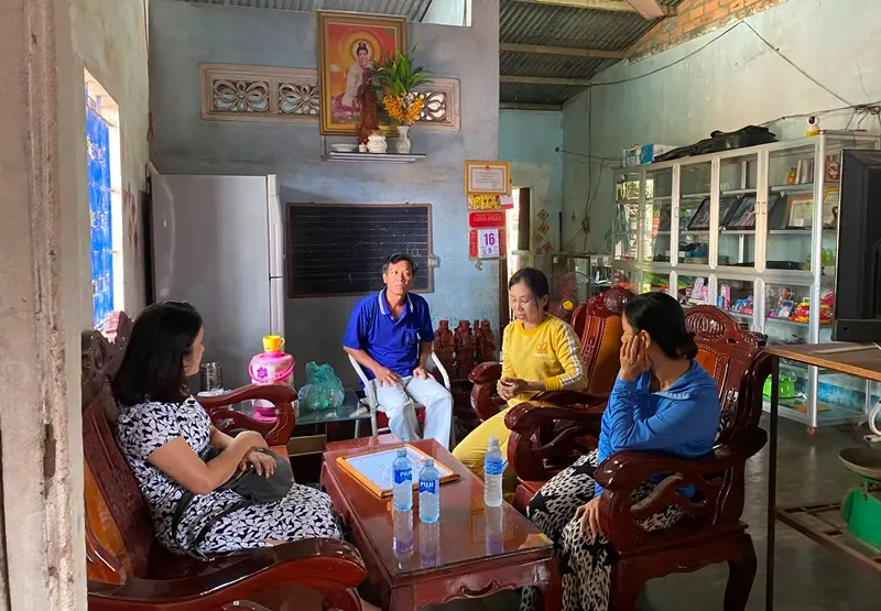 Gia đình bà Nguyễn Thị Thu Minh, Ấp 3, xã Bến Củi (người thứ hai từ phải qua) phản ánh việc Ban quản lý dự án ra quyết định cưỡng chế nhưng không có quyết định thu hồi, không có quyết định phương án đền bù, không có sơ đồ hiện trạng, chỉ có thông báo thu hồi, quyết định cưỡng chế, bảng tính không dấu