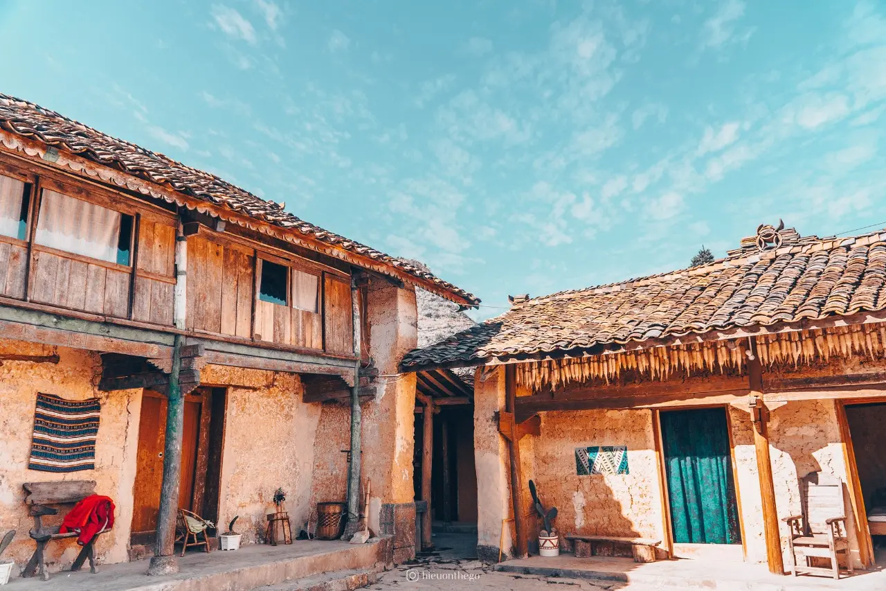 Nhà trình tường đất mái ngói âm dương