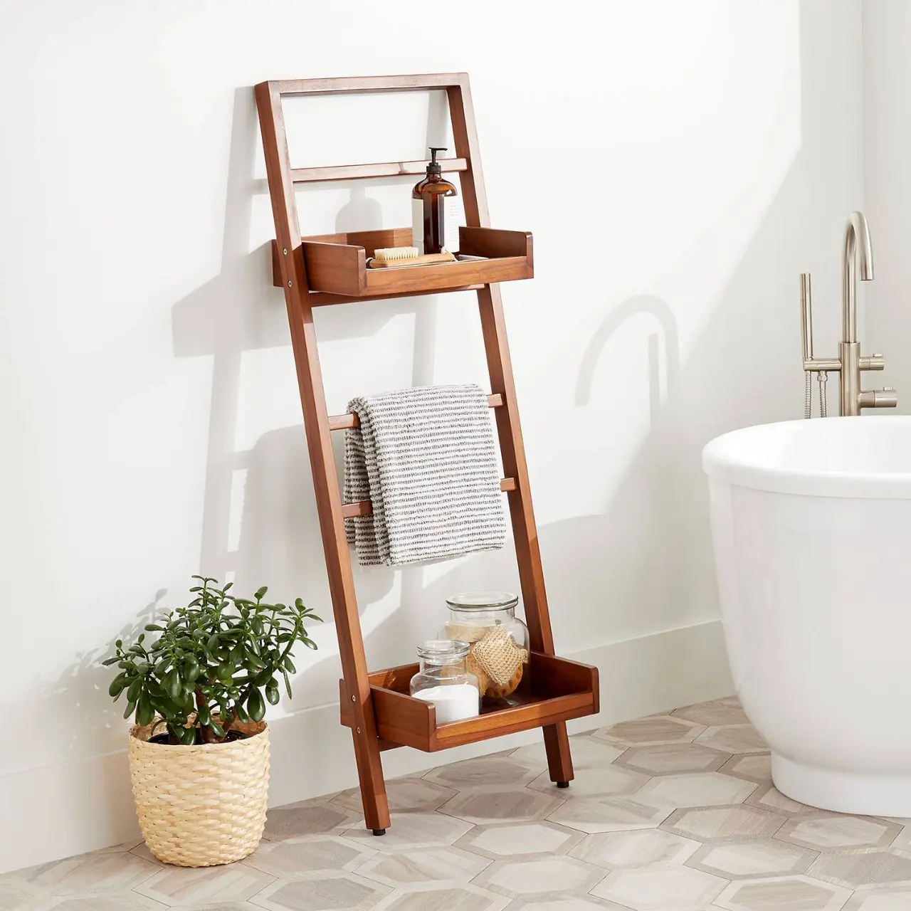 Một chiếc thang thực sự có thể là một thứ bất thường để tìm thấy trong phòng tắm nhưng nó có thể rất hữu ích
