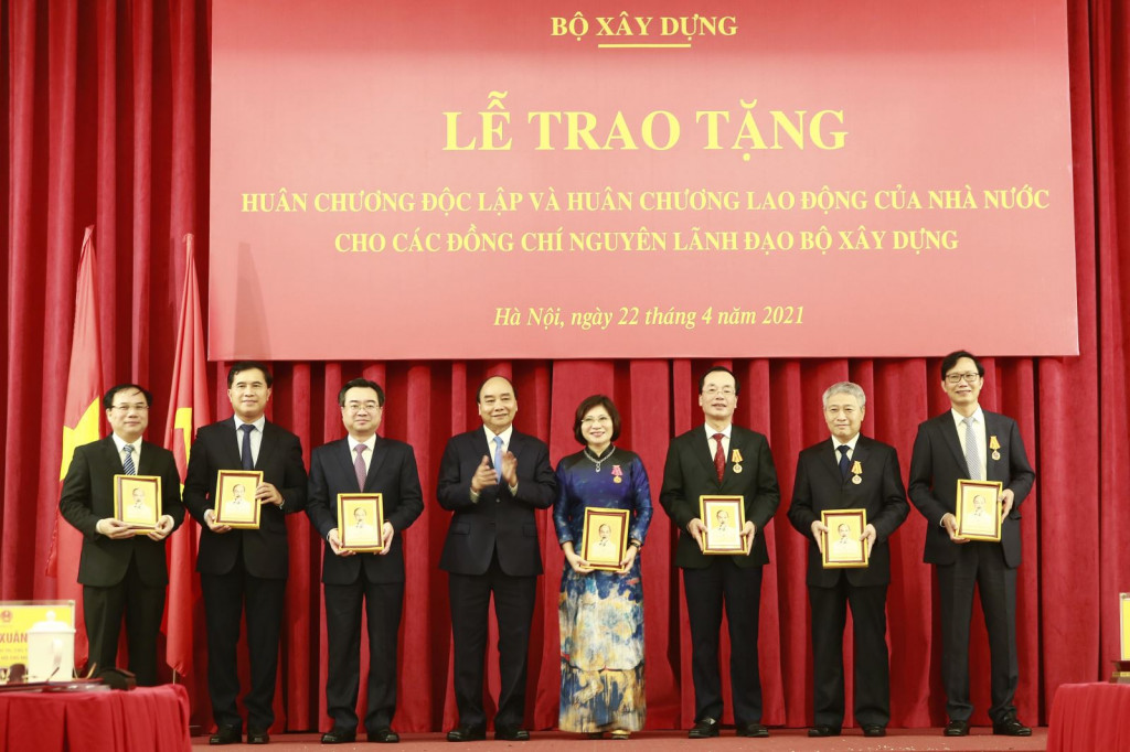 Chủ tịch nước Nguyễn Xuân Phúc trao tặng Huân chương Độc lập và Huân chương Lao động cho các đồng chí nguyên lãnh đạo Bộ Xây dựng