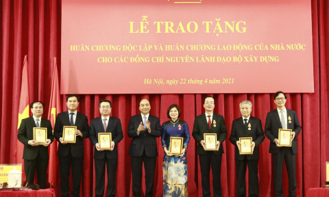 Chủ tịch nước Nguyễn Xuân Phúc trao tặng Huân chương Độc lập và Huân chương Lao động cho các đồng chí nguyên lãnh đạo Bộ Xây dựng