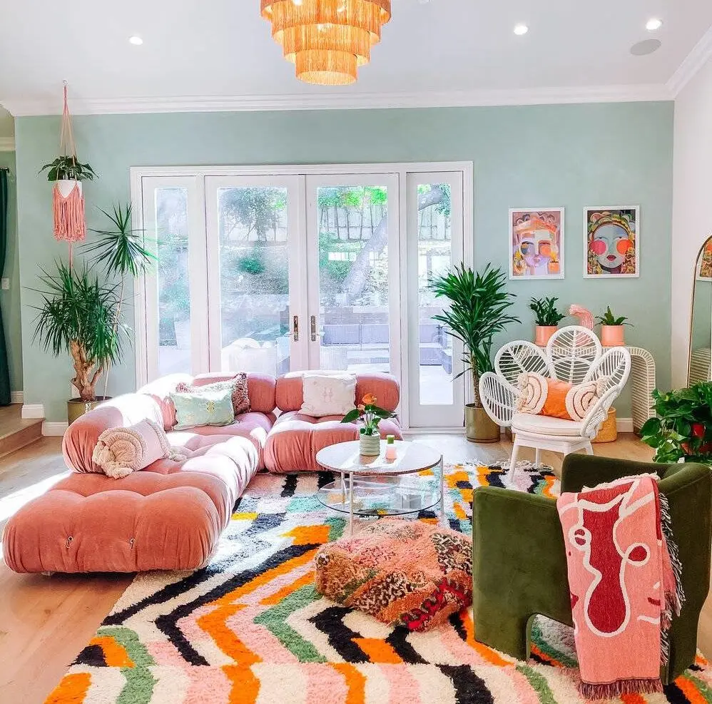 Khu vực sinh hoạt hiện đại lấy cảm hứng từ giữa thế kỷ lập dị này sử dụng tối đa đồ nội thất màu sắc sặc sỡ với một chiếc ghế dài có phần tông màu hồng phấn vui mắt và một chiếc ghế nhung lớn màu xanh lá cây nổi bật. Căn phòng sử dụng nhiều kỹ thuật thiết kế tập trung vào màu sắc khác như tạo kiểu cho một tấm thảm khu vực có hoa văn nhộn nhịp và màu xanh lam nhạt tinh tế trên tường.