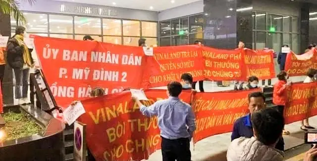  Hình ảnh căng băng rôn vẫn được bắt gặp tại không ít khu chung cư khi có tranh chấp phí bảo trì, quyền quản lý, vận hành quỹ bảo trì (Ảnh: M.P)