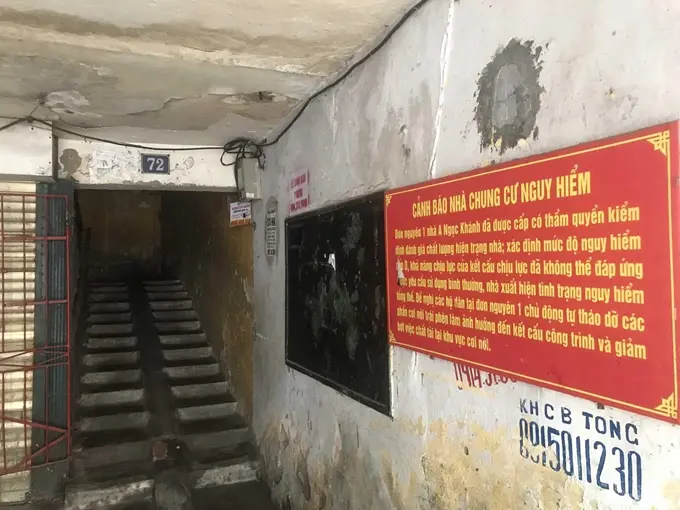 Cảnh báo của chính quyền tại đơn nguyên 1 nhà A Ngọc Khánh
