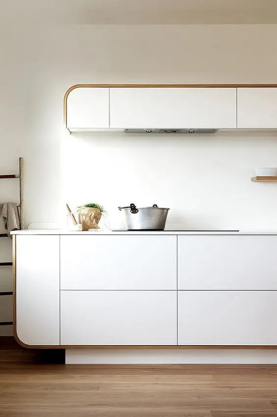 một nhà bếp hiện đại nhưng cổ điển hấp dẫn với máy hút mùi kết hợp thông minh và tủ cong là một không gian đầy phong cách