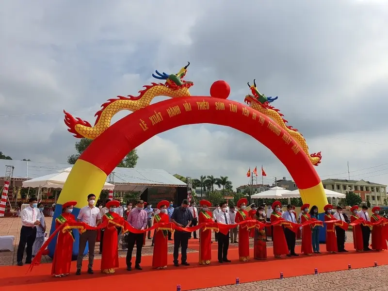 Cắt băng tại Lễ xuất hành vải thiều sớm Tân Yên năm 2021 đến với thị trường Nhật Bản