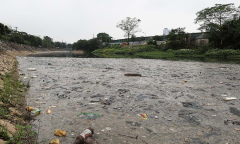 Xử lý ô nhiễm sông Nhuệ: Khi ngân sách cùng những cam kết trôi theo dòng nước!
