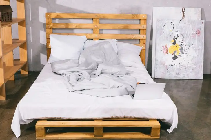 Giường pallet mang phong cách đặc biệt và thân thiện với môi trường, giá cả cũng khá hợp lý. Thế nhưng, gỗ pallet chưa qua xử lý sẽ khá xốp và là nơi lý tưởng để tích trữ bụi, vi khuẩn...