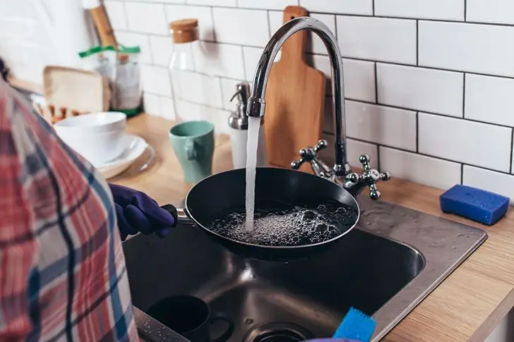 Các nhà thiết kế nội thất thường cố gắng sắp xếp đồ đạc trong phòng một cách tiện dụng nhất. Họ sử dụng chiếc bồn rửa bát nhỏ với vòi cao để tạo sự thoải mái khi rửa đồ dùng cỡ lớn. Song, vòi nước cao có thể khiến nước chảy và đọng lại trên bề mặt xung quanh.