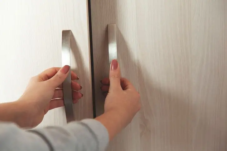 Các chi tiết nội thất nhà bếp như tay nắm lò vi sóng, tủ lạnh...được làm từ thép không gỉ có thể trông long lanh, sáng bóng qua ảnh. Tuy nhiên khi đi vào sử dụng hàng ngày, bụi bẩn có xu hướng tích tụ rất nhanh trên bề mặt kim loại. Nó rất dễ lưu vết bẩn, dầu mỡ từ tay người sử dụng. Bởi vậy, nên chọn các sản phẩm kim loại có màu sắc bóng mờ.