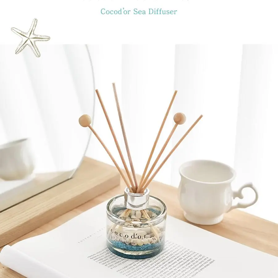 Những lọ nến thơm, tinh dầu khuyếch tán thường được thiết kế rất đẹp, có thể tận dụng để làm phụ kiện décor luôn cho nhà của bạn