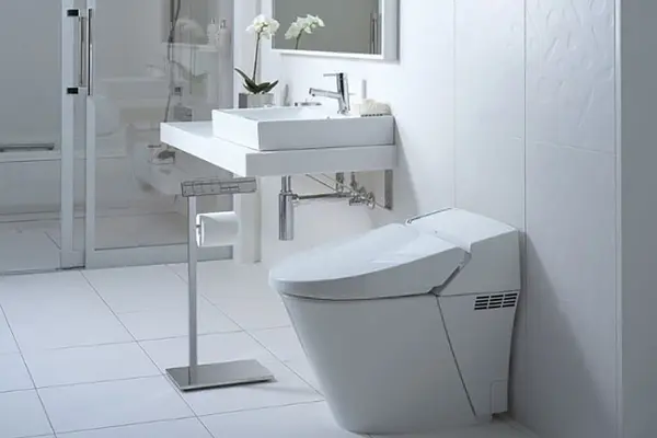 Nhà diện tích hẹp nên chọn thiết bị vệ sinh nhỏ gọn. (Ảnh minh hoạ)