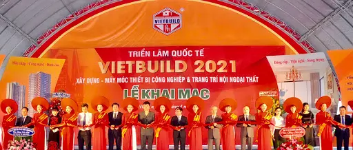 Ông Nguyễn Văn Sinh,Thứ trưởng Bộ Xây dựng, Trưởng ban chỉ đạoTriển lãm Quốc tế Vietbuild (hình đứng thứ 11phải qua) cắt băng khai mạc Triển lãm