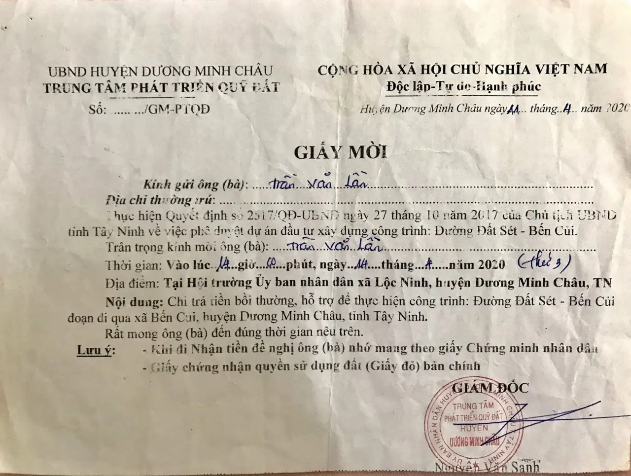Giấy mời do giám đốc Trung tâm phát triển quỹ đất huyện Dương Minh Châu ký mời người dân đến UBND xã Lộc Ninh nhận tiền bồi thường