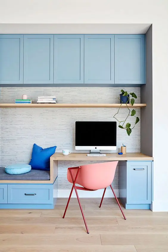 làm việc tại nhà màu xanh dương tươi sáng được trang bị tủ bếp, bàn làm việc nhỏ và đi văng, kệ nổi là một ý tưởng rất thú vị và mới mẻ