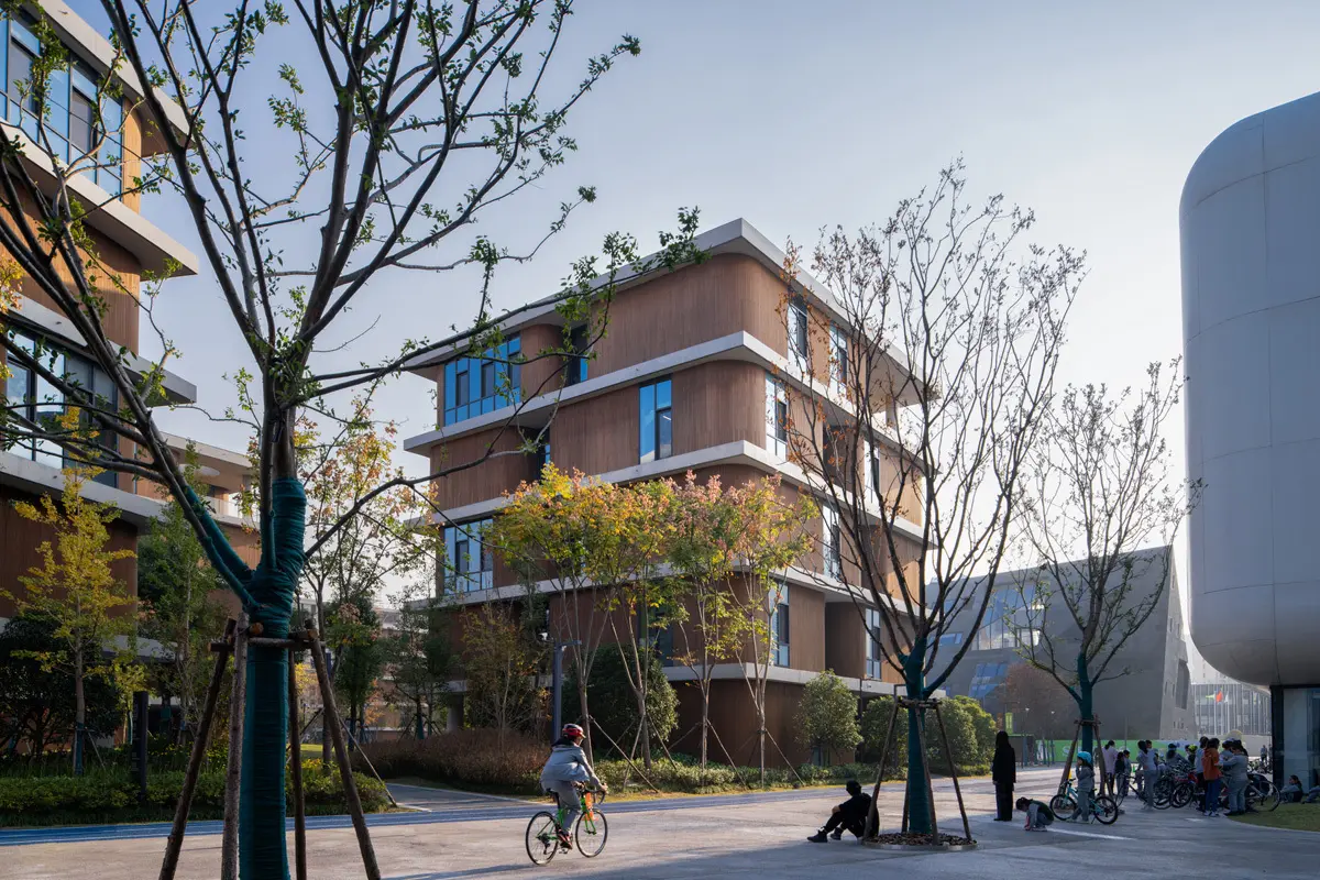 0_Campus_Running_Trail_among_buildings_Credit_WU_Qingshan