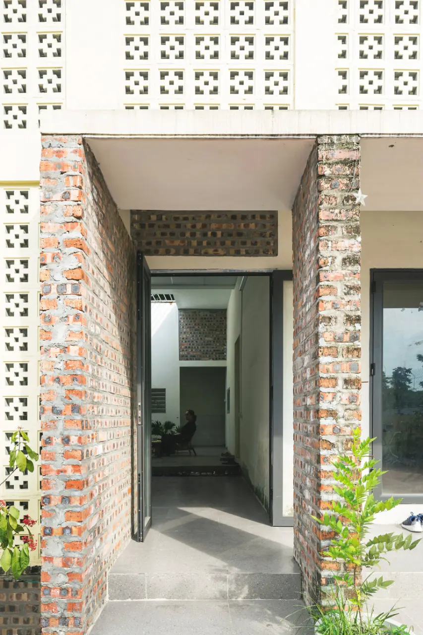 Sự kết hợp của những mảng tường “cũ-mới” đem đến nhiều cung bậc cảm xúc cho các thành viên trong gia đình